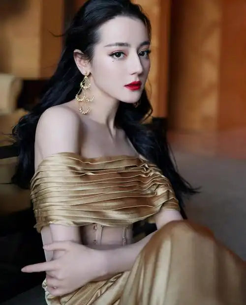 盘点迪丽热巴2021年的性感写真!美得让人挪不开眼