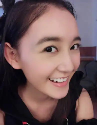 蒋依依晒表情包6连拍自拍自夸自得其乐