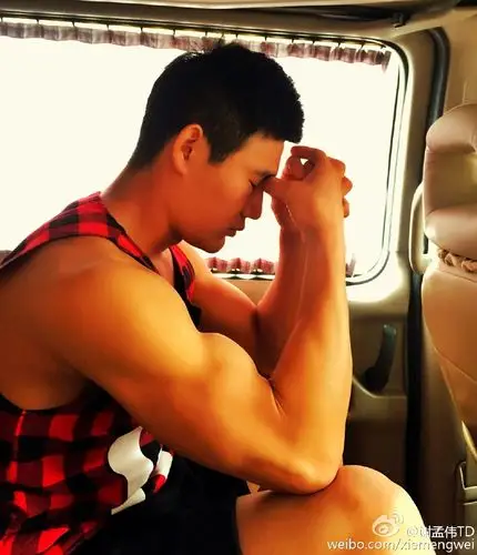 俨然杀手造型   白发黑衣,利落潇洒   戴着黑超卖萌   肌肉!