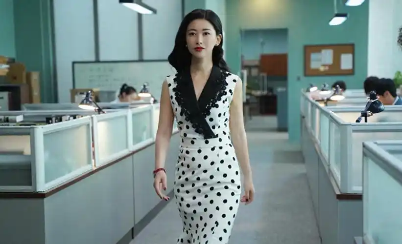 回顾朱珠4段感情前任个个是人物37岁选择了嫁给普通人