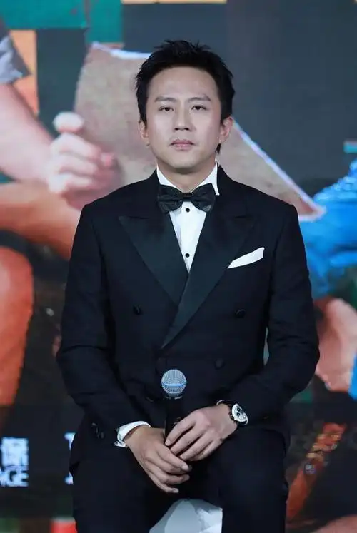 邓超在穿搭上可一点不落伍,穿灰调蓝气质沉稳内敛,绅士范太足|西装