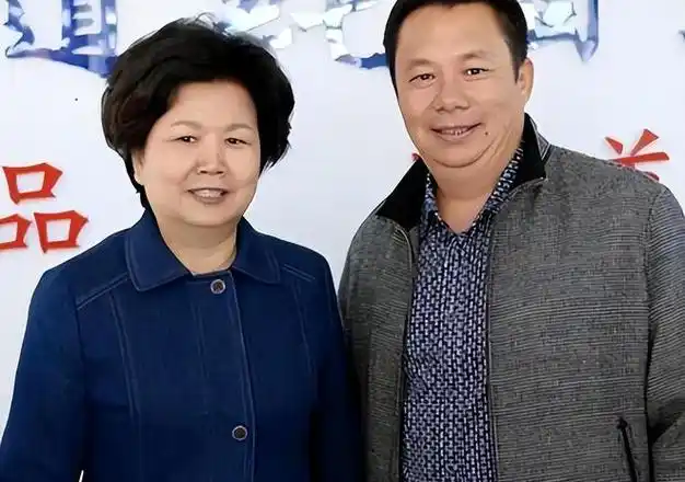 她变成了白发苍苍的老太太|记者|张宏民|赵忠祥|央视主持人_网易订阅