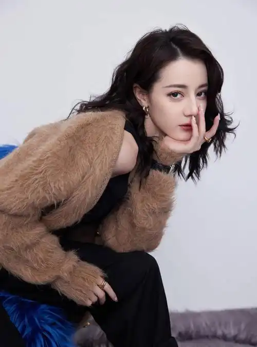 迪丽热巴写真大片曝光长卷发披肩气质满分