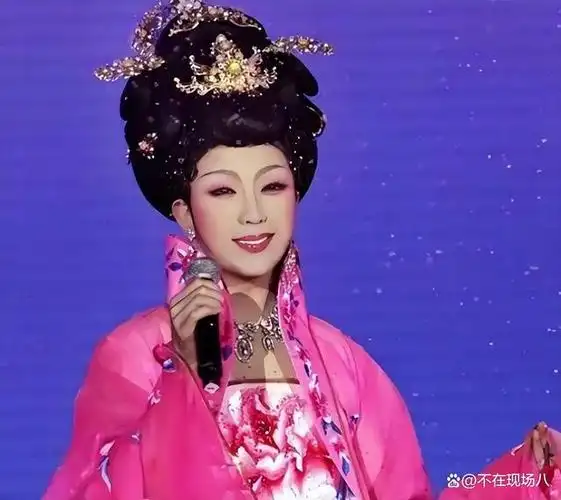 从乞丐逆袭成国家一级演员,成名后被骂跳梁小丑,如何评价李玉刚