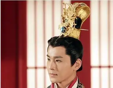 到了周朝确定了礼法,礼法对发式也做了规定,男子要绾髻束发就是把头发