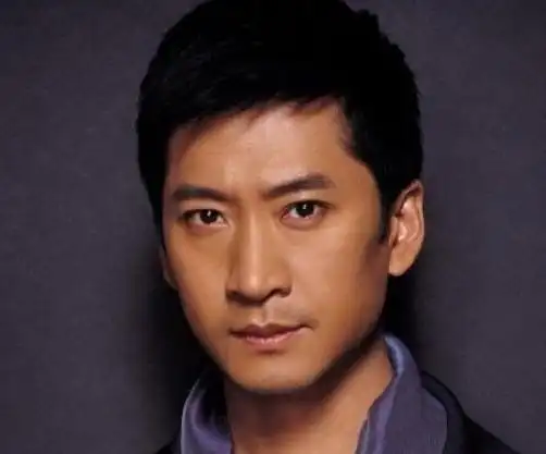 周杰被曝澳门豪赌欠钱后现身揭秘总是被黑被封杀原因图