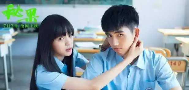 陈凯歌带家人聚餐52岁陈红打扮随意很低调儿子陈飞宇提塑料袋