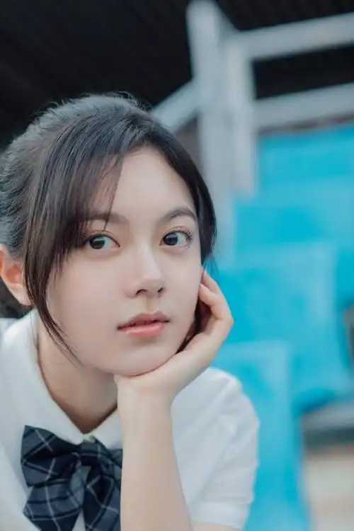 原创18岁新晋小花赵今麦晒近照,校园风格演绎乖巧路线,真实不违和