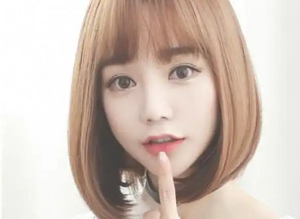 首选内扣锁骨发空气刘海 内扣短发这样的发型衬得女生的脸型更加精致