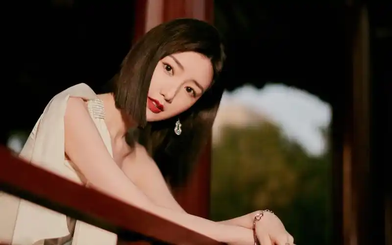 毛晓彤曼妙白裙写真桌面壁纸