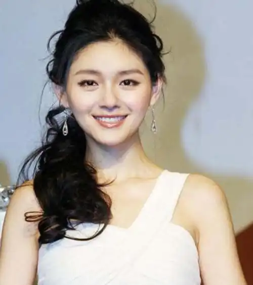 大s又有新动作!将头像换成亲吻女儿的照片,被指立好妈妈人设