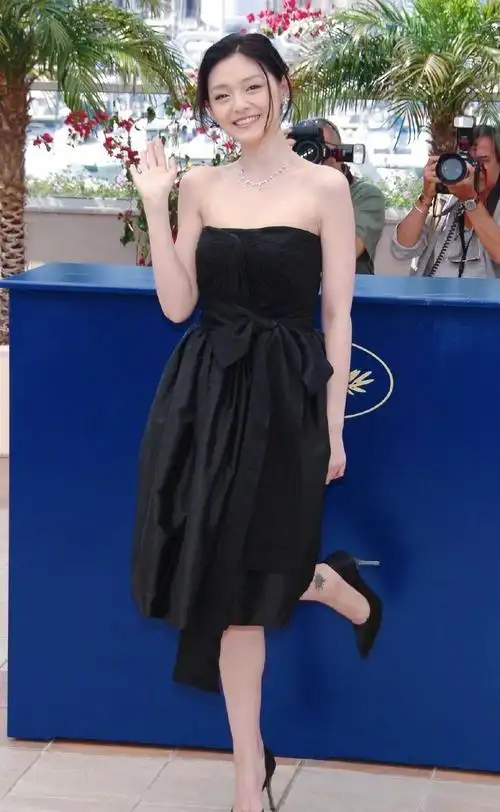 大s短时间内暴瘦墨镜遮去半张脸生图都能看出沟壑般的八字纹