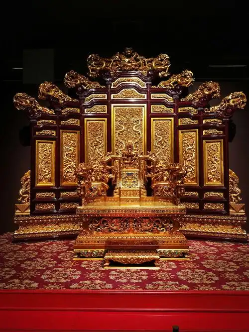故宫皇极殿乾隆宝座,金丝楠木,龙椅:186×165×100,屏风:450×420