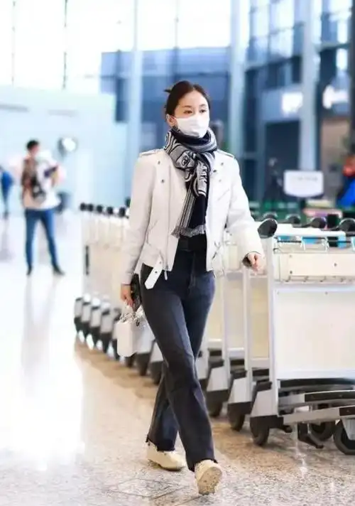 原创王子文气质绝了穿奶奶西装配大妈丝巾看似老土却意外高级