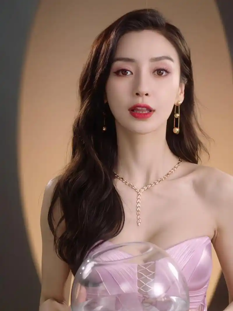 她在个性礼服裙时尚写真中展现了她的时尚品味和独特魅力.