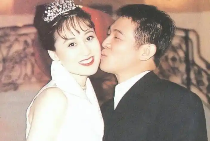 不知道李思有没有恨过父亲李连杰,小时候不疼不爱,长大了还一点帮助都