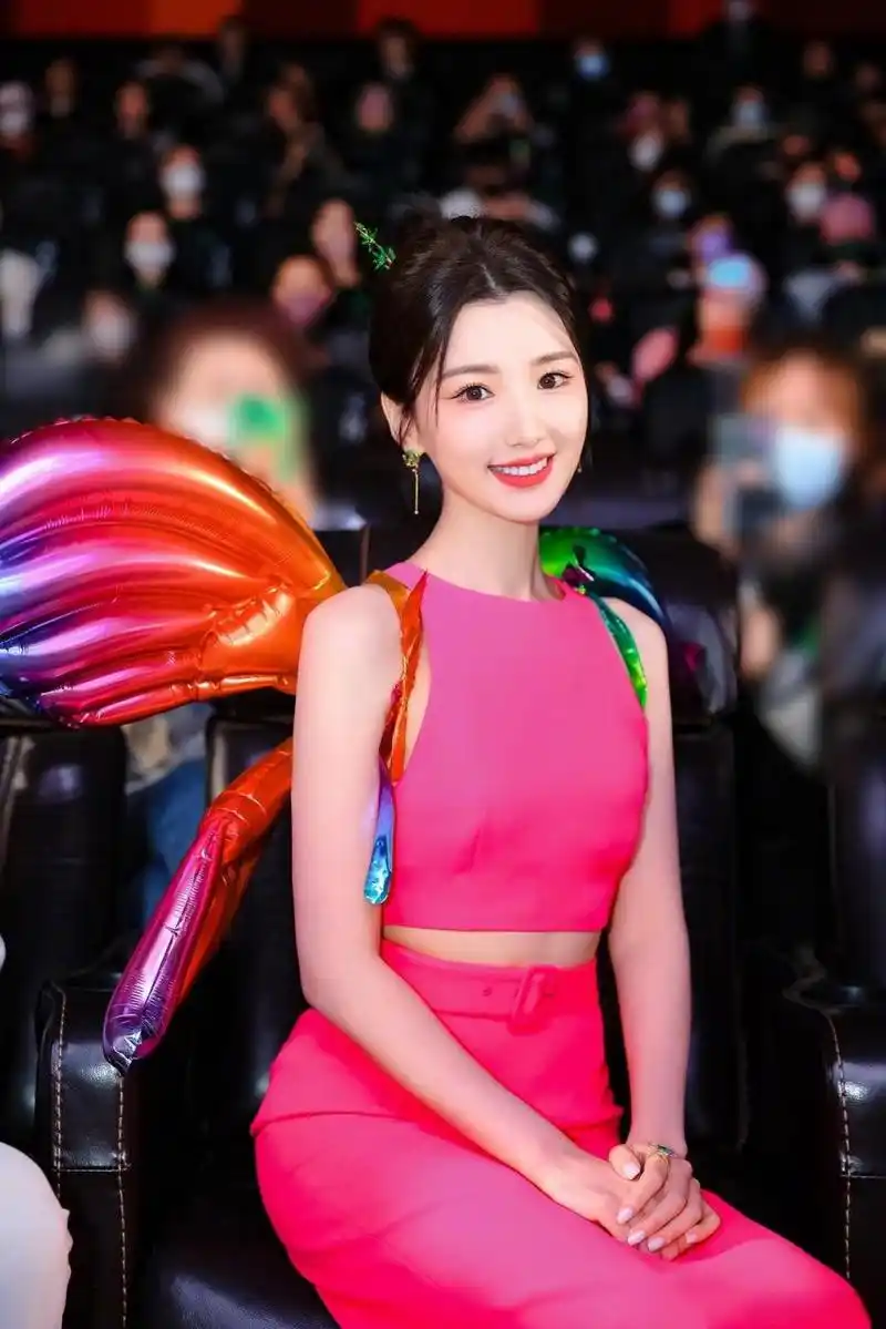 毛晓彤的这对彩色翅膀好可爱呀!