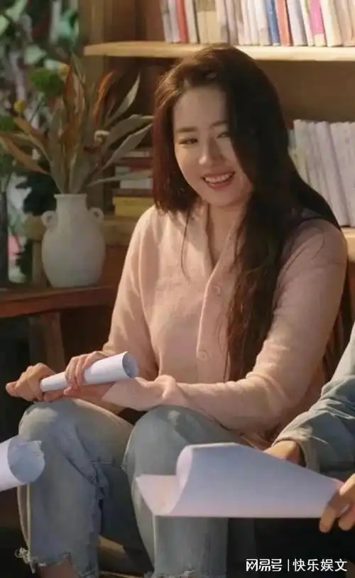 发福之后的刘亦菲笑起来,已经没有了当初的仙女气质,反而显得脸大眼小