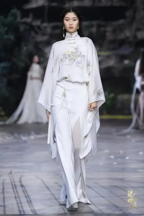 盖娅传说乾坤方仪2022春夏系列发布会