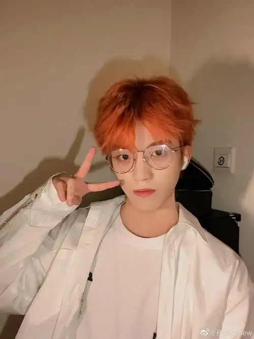 1 / 9 孙亦航微博晒九宫格自拍橘发小航 边框眼镜,时尚酷飒,少年感