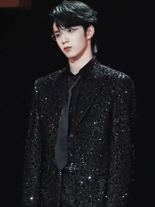 刘耀文写的四季平安##刘耀文亮钻西装造型##刘耀文monica舞台随拍