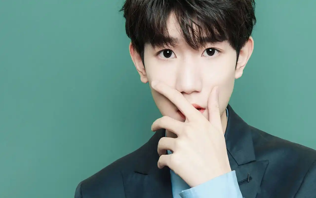 王源西装帅气写真图片桌面壁纸,大陆明星,高清,帅气,写真,tfboys,王源