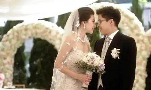 传郭晶晶豪门婚姻亮红灯 霍启刚,嫩模海战门