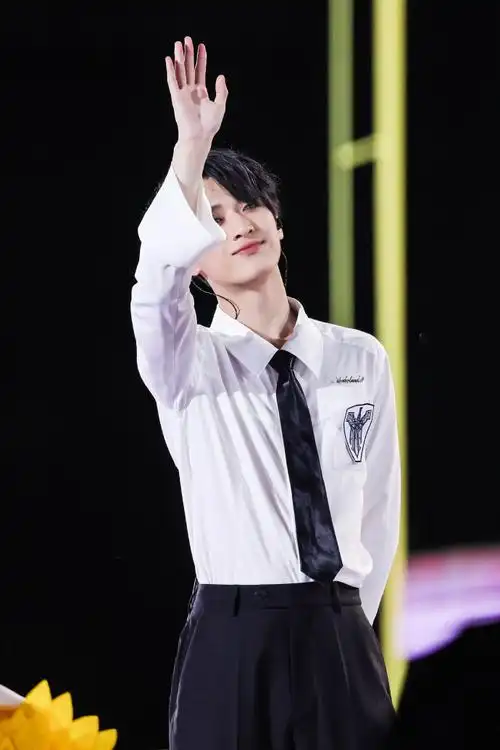 严浩翔solo舞台露腰##严浩翔用rap串联所有自己的歌##严浩翔炸场