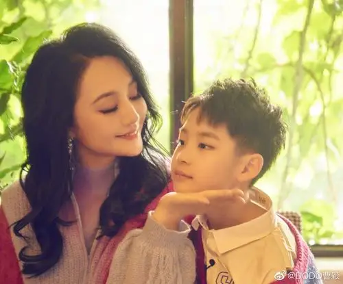 组图:47岁曹颖晒与儿子温馨大片 亲密互动画面有爱