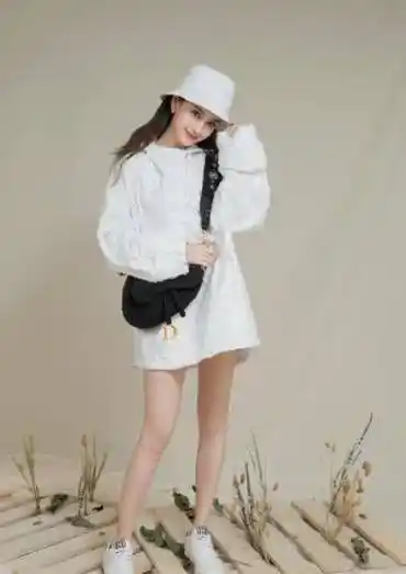 原创杨颖跑男定妆照腿细成麻杆脸却悄悄吃胖了侧颜双下巴显眼