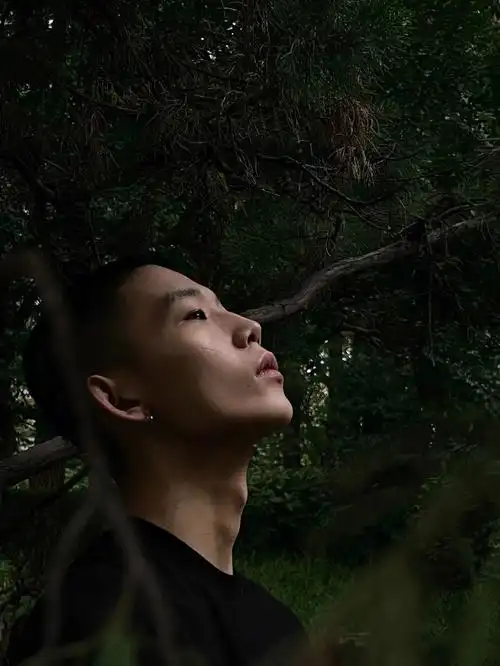 寸头的侧颜氛围感