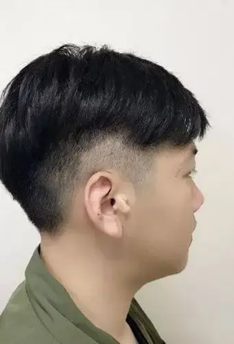 胖脸男生剃小眼皮短发造型诠释可爱风格男生短卷发