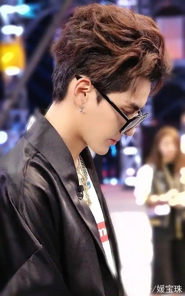 吴亦凡的头发需要剪了