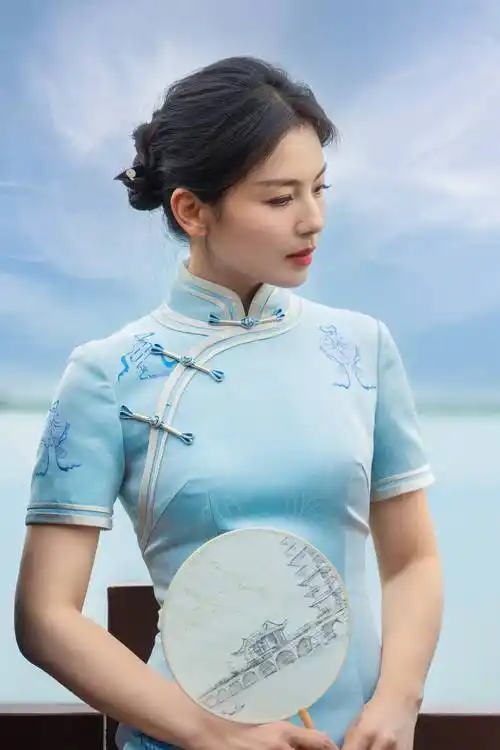 端庄大气!刘涛素雅旗袍写真来袭