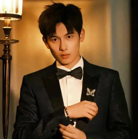 胡先煦,2000年出生于天津市,中国内地男演员,毕业于中央戏剧学院