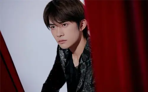 易烊千玺帅气写真图片桌面壁纸