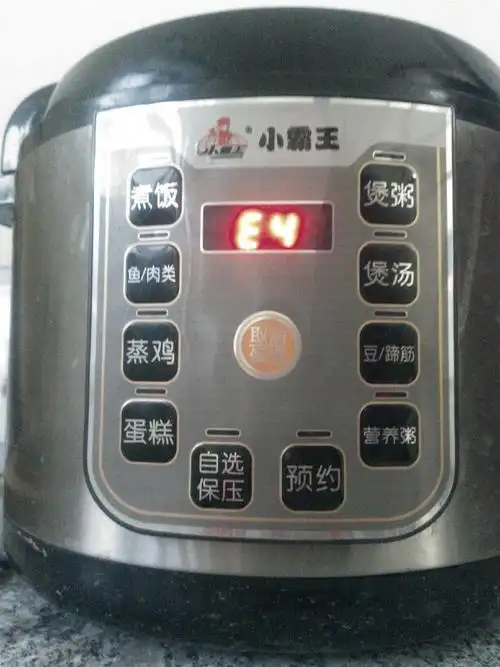 小霸王电压力锅上显示e4代码.请问是什么原因,怎么维修.谢谢.