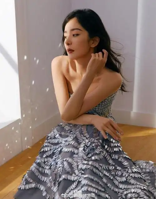 杨幂最新大片释出多套造型色彩明艳完美诠释好身材