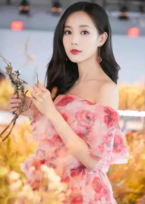 李一桐,1990年9月6日出生于山东济南,中国内地女演员,毕业于北京舞蹈