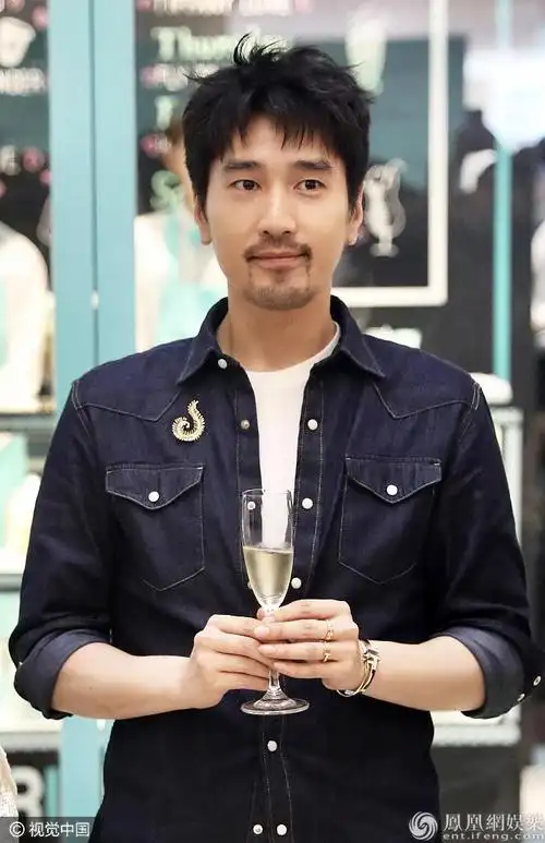 赵又廷预热七夕小胡须抢镜 紧握酒杯发型凌乱不羁man爆