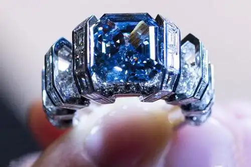 英国将拍卖8克拉蓝色钻石戒 估价1.6亿元