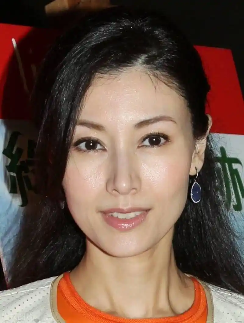 李嘉欣近照,貌美如花,实在抢镜