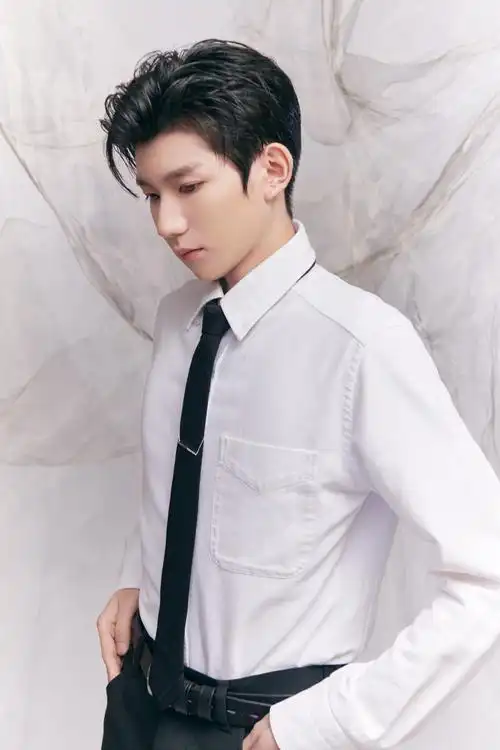 《明星图集》高清中国内地男歌手演员王源简约帅气黑白写真图片图片