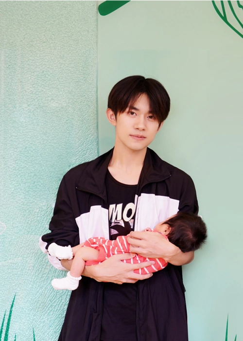 原创被易烊千玺公主抱有多幸福胖虎玺子叔独家珍藏照片够我吹牛了