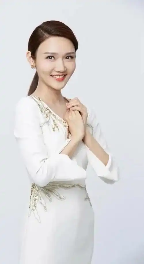 央视春晚女主持人亮相,马凡舒和王嘉宁都是90后_腾讯新闻