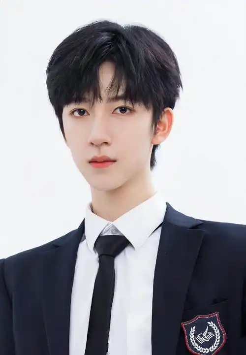 贺峻霖墨绿色西装造型