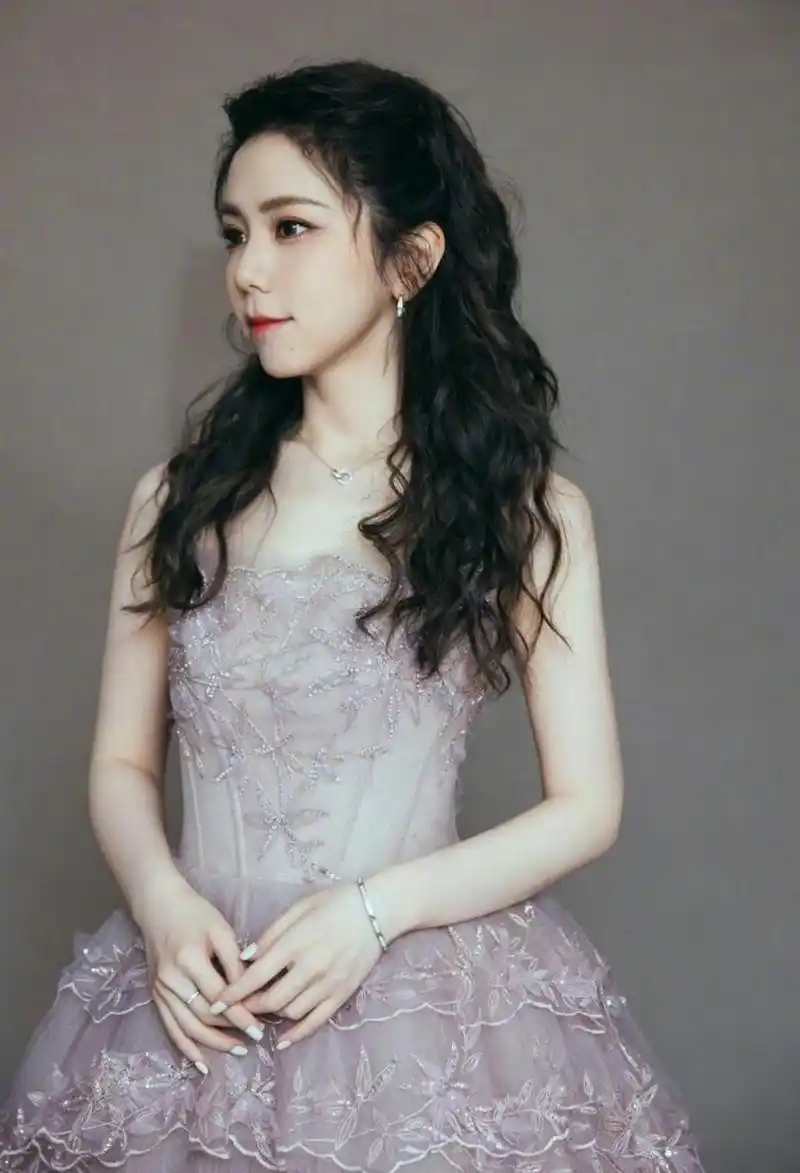 百度仲夏打卡挑战赛#鞠婧祎人美歌甜,《花戎》主题曲《误长生》深情