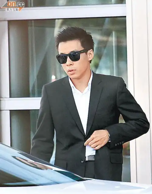 一起参加婚宴 编辑:叶真 霍震寰子女盛装打扮出席 编辑:叶真 霍启仁