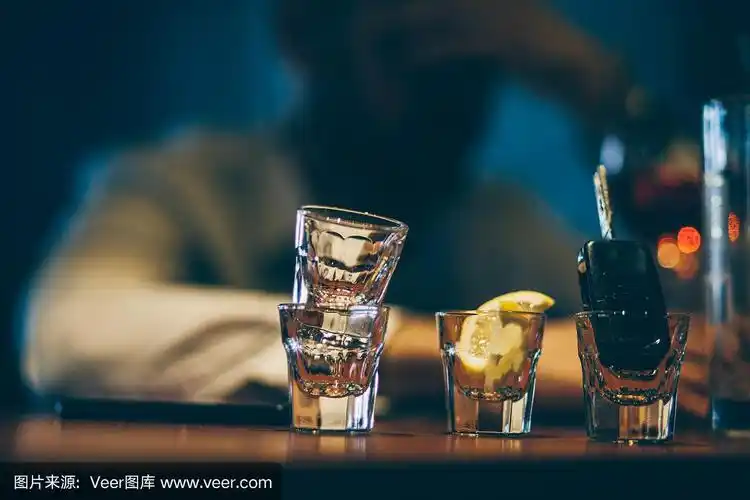 一个人在酒吧喝酒