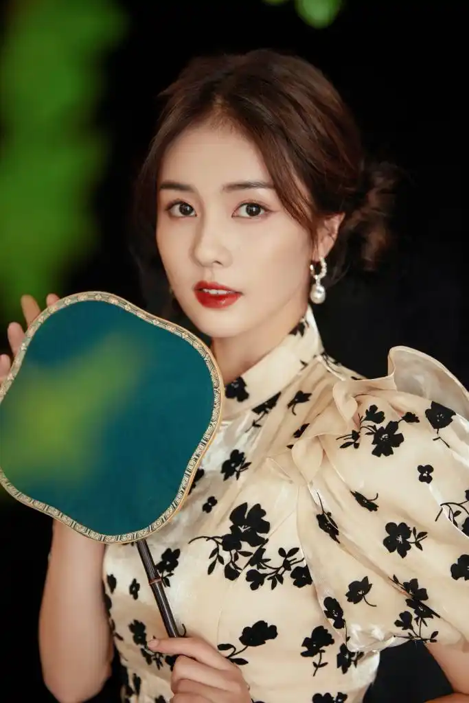 白鹿国产美妆品牌宣传写真 双丸子头 印花旗袍尽显国风之美